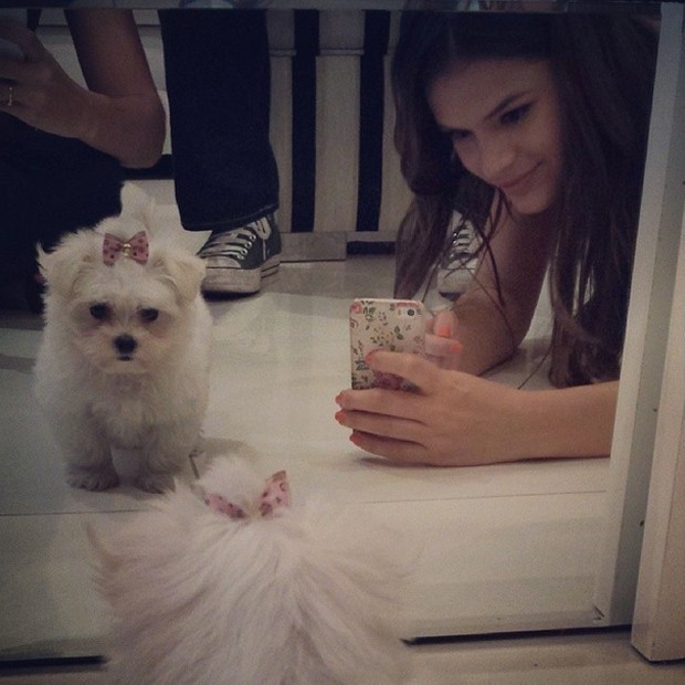 Bruna Marquezine está apaixonada pela cachorrinha da raça maltês (Foto: Reprodução / Instagram)