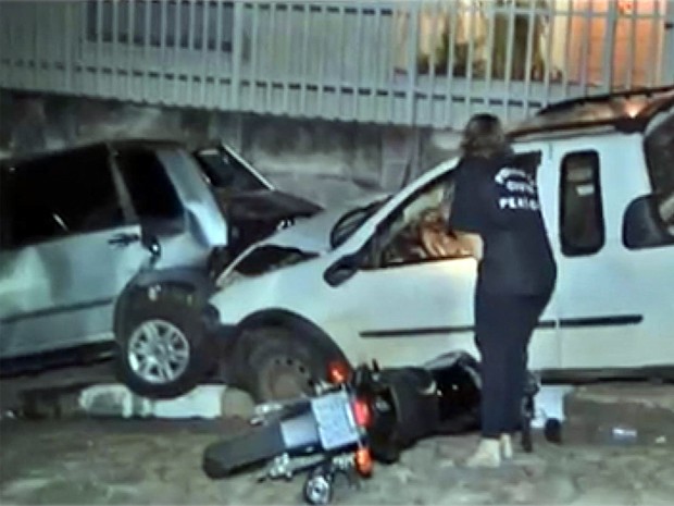 Polícia Civil faz perícia em carro que atropelou 15 pessoas em São Tomás de Aquino, MG (Foto: Reprodução EPTV)