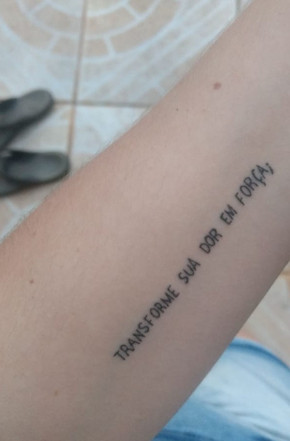 Gabriella, de 24 anos, faz tatuagem para se lembrar de sua história e ajudar outras mulheres.  — Foto: Arquivo Pessoal/Gabriella Souza