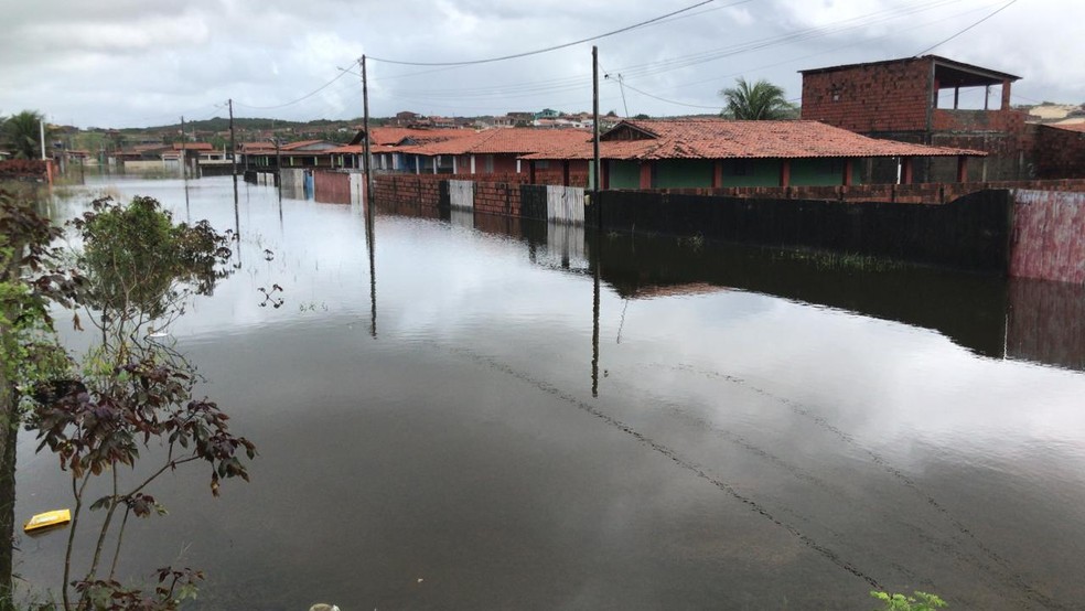 Ruas foram completamente tomadas pela água — Foto: Geraldo Jerônimo/Inter TV Cabugi