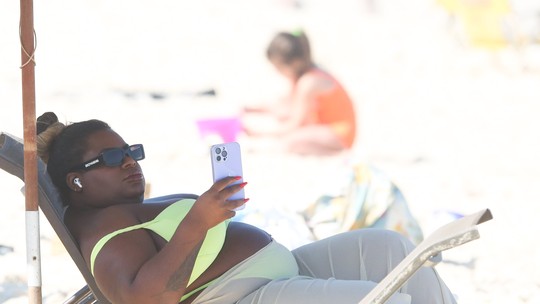 Jojo Todynho aproveita feriado em praia do Rio e faz selfie com fã