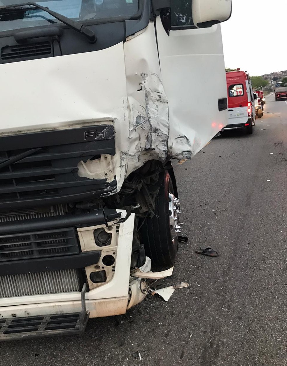 Motorista da carreta não se feriu — Foto: Corpo de Bombeiros/Divulgação
