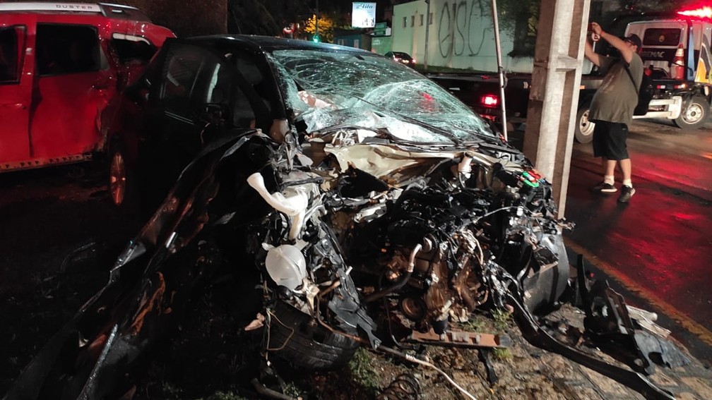 Carro atingido pelo motorista embriagado ficou com a parte dianteira totalmente destruída  — Foto:  Ricardo Muiños/RPC 