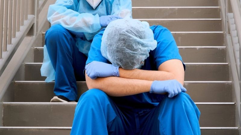 BBC - Duramente afetados pela rotina da pandemia, profissionais de enfermagem têm relatado diversas dificuldades a voluntários de projeto focado em saúde mental (Foto: Getty Images)