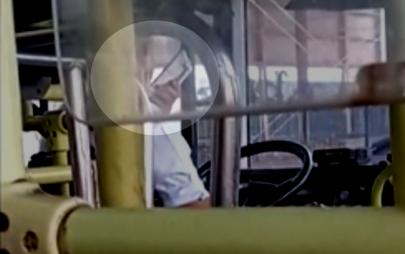 Passageiro denuncia motorista de ônibus falando ao celular enquanto dirige, em Goiânia; vídeo 