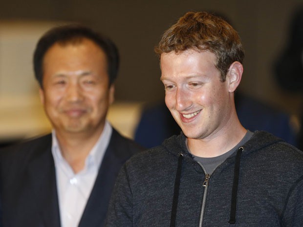 Shin Jong-kyun, chefe da divisão de celulares da Samsung Electronics, e Mark Zuckerberg, CEO do Facebook, se reuniram junto com Jay Y. Lee, vice-presidente do conselho administrativo da Samsung, no escritório da companhia em Seul, nesta terça-feira (18) (Foto: Lee Jae-Won/Reuters)