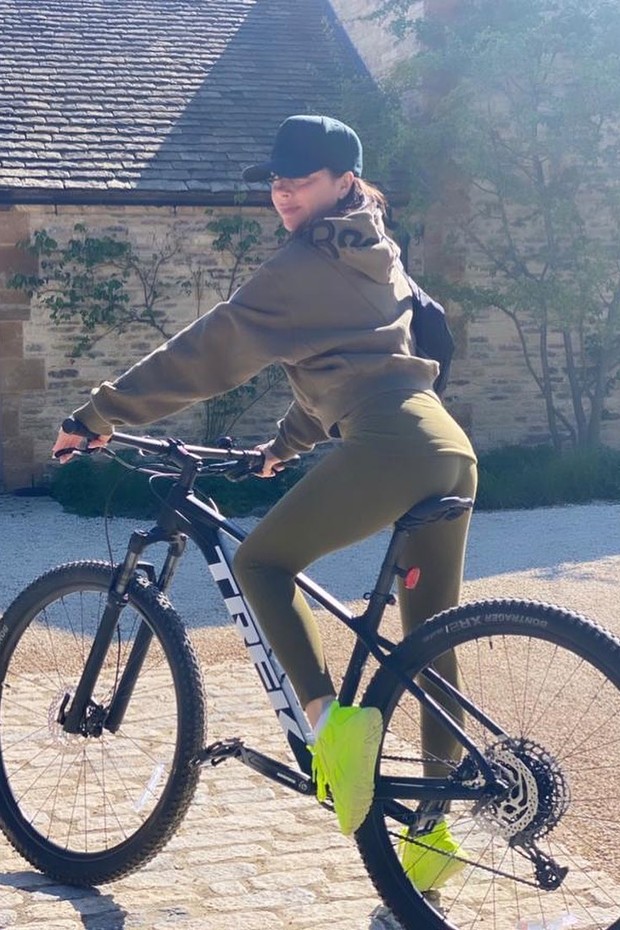 Victória Beckham celebra o aniversário andando de bike e ganha homenagem da família (Foto: Reprodução/Instagram)