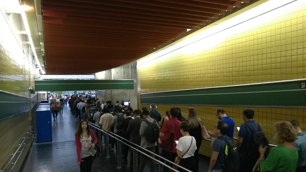 Estação Vila Madalena, na linha Verde, tem fila (Foto: José Lopes/G1)