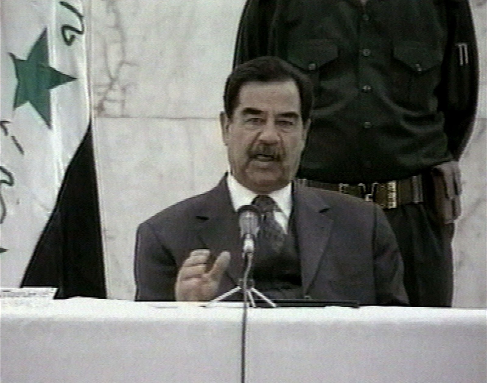 Um mês antes dos primeiros bombardeios dos Estados Unidos no Iraque, Saddam Hussein é visto em reunião com comandantes da polícia em Bagdá  — Foto: Reprodução