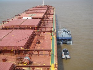 Navio está abastecido com carga de grãos (Foto: Divulgação/Capitania Fluvial de Santarém)