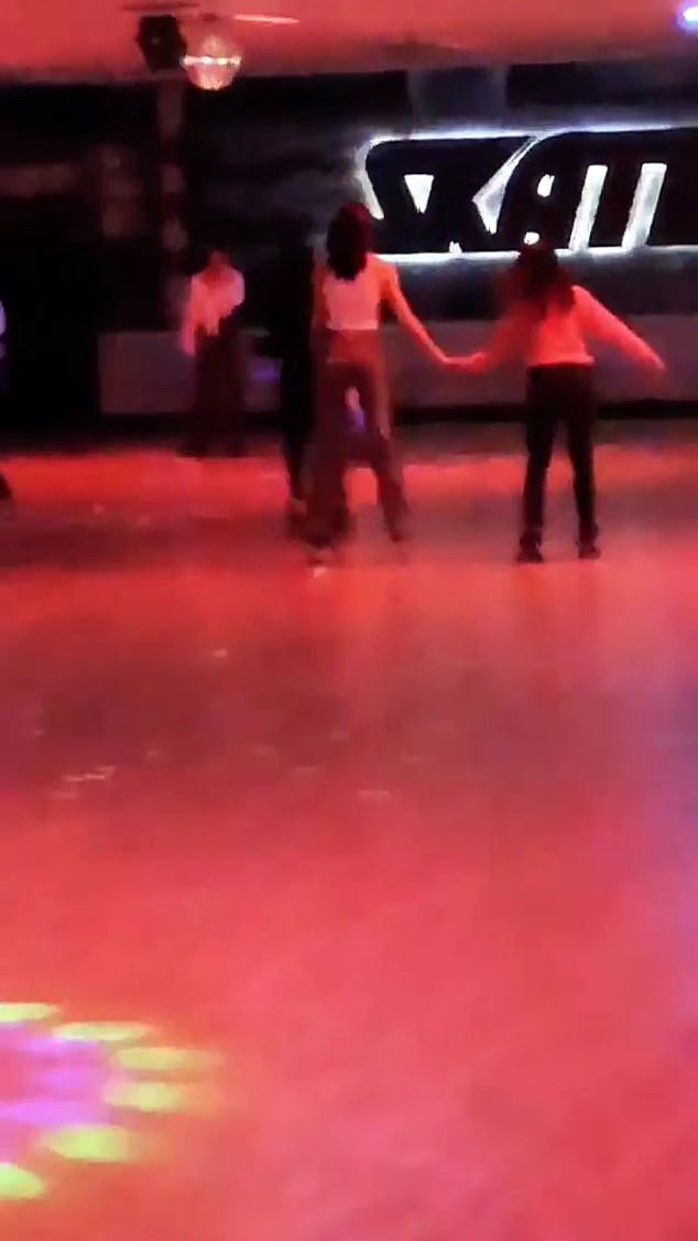 Vídeo de Khloé Kardashian das irmãs em pista de patins (Foto: Instagram)