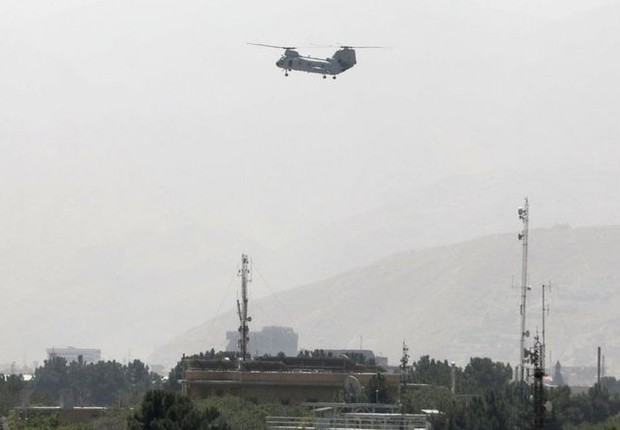 Helicóptero militar dos EUA sobrevoa Cabul durante a retirada de americanos em 15 de agosto de 2021 (Foto: Reuters via BBC)
