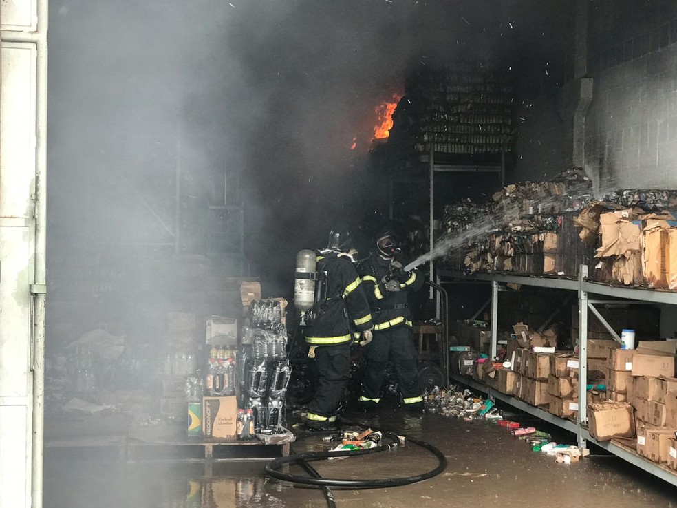 Incêndio atinge galpão de plástico no bairro de Pirajá — Foto: Corpo de Bombeiros