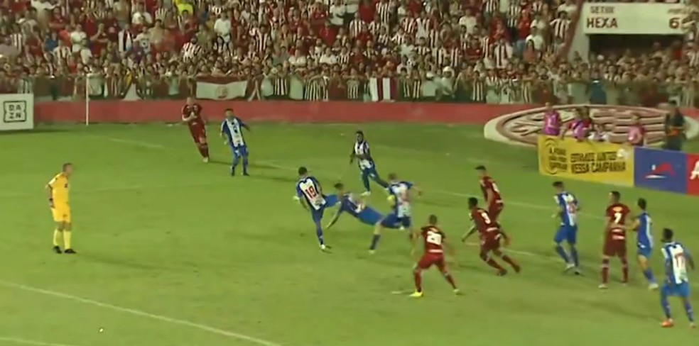 Lance do pênalti reclamado pelo Paysandu — Foto: Reprodução/SporTV