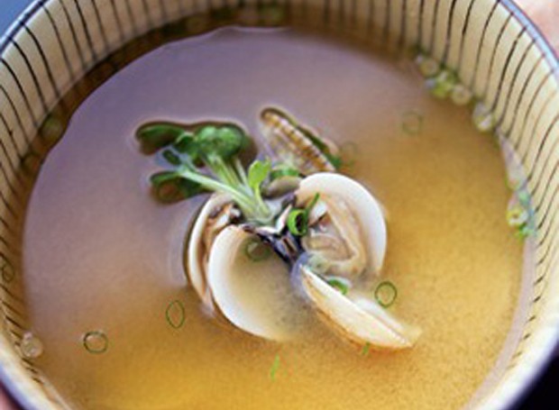 Missoshiru (caldo de pasta de soja) (Foto: Casa e Comida)