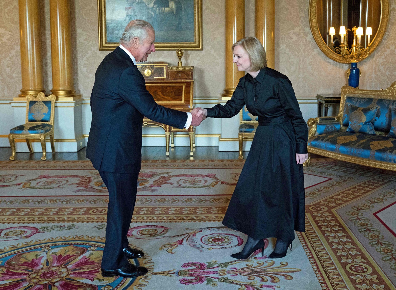 LIz Truss, a primeira-ministra do Reino Unido, cumprimenta o rei Charles III — Foto: Kirsty O'Connor/AFP