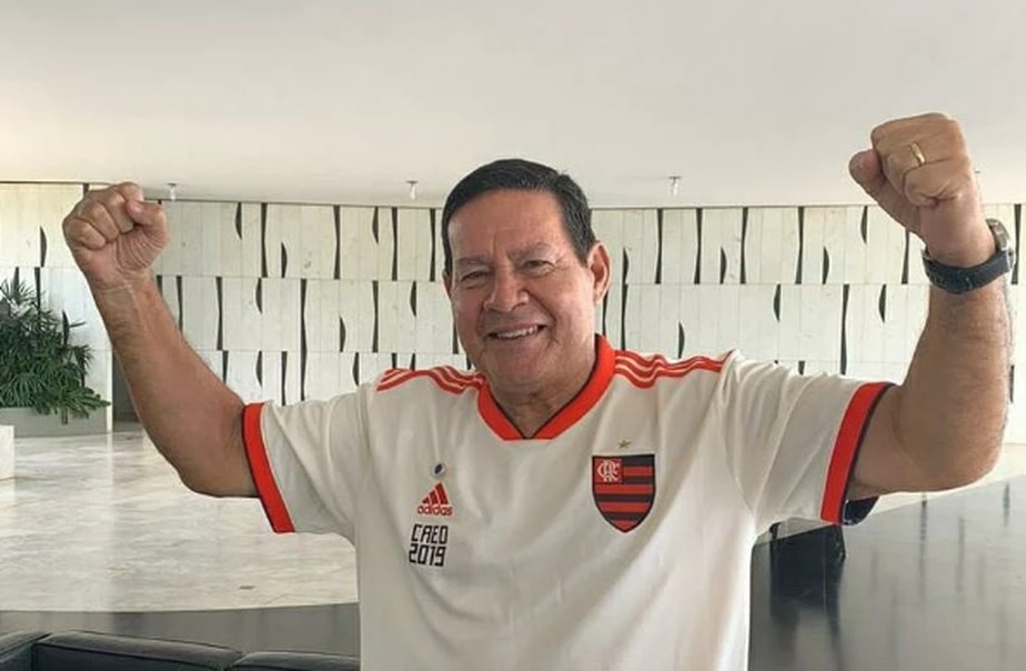 Hamilton Mourão com a camisa do Flamengo