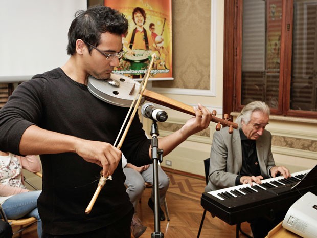 Violinista Renato Yokoda e o maestro João Carlos Martins  (Foto: Divulgação)