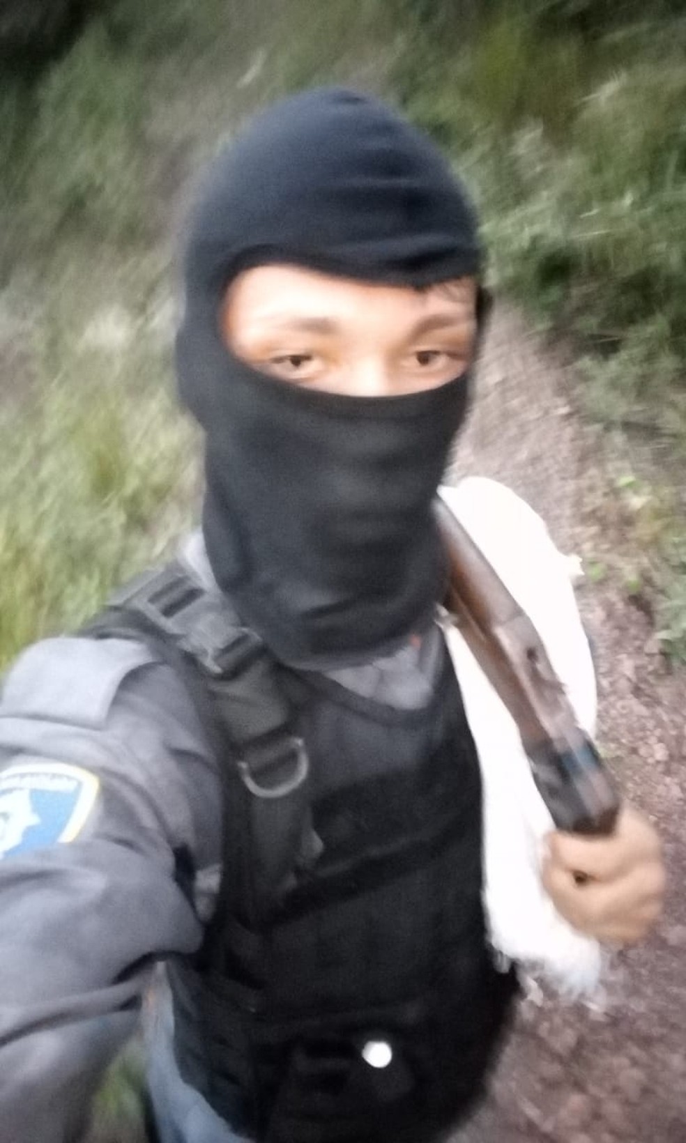 Segundo a polÃ­cia, JosÃ© Welligton costumava postar fotos nas redes sociais usando arma e fardamento policial â€” Foto: DivulgaÃ§Ã£o/PolÃ­cia Militar