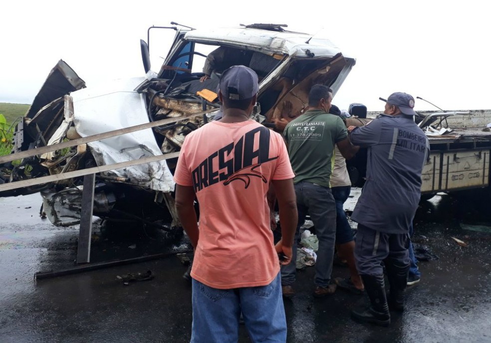 05 - Colisão envolvendo três caminhões deixa três feridos e interrompe trânsito na BR-101, no sul da Bahia