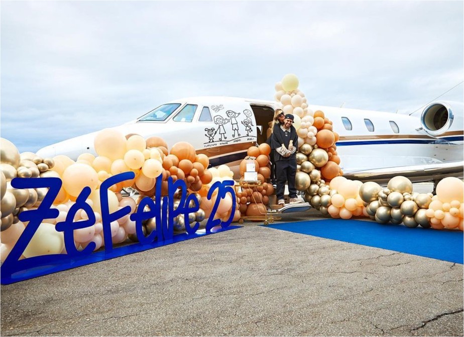 Zé Felipe ganha avião da mulher, Virginia Fonseca