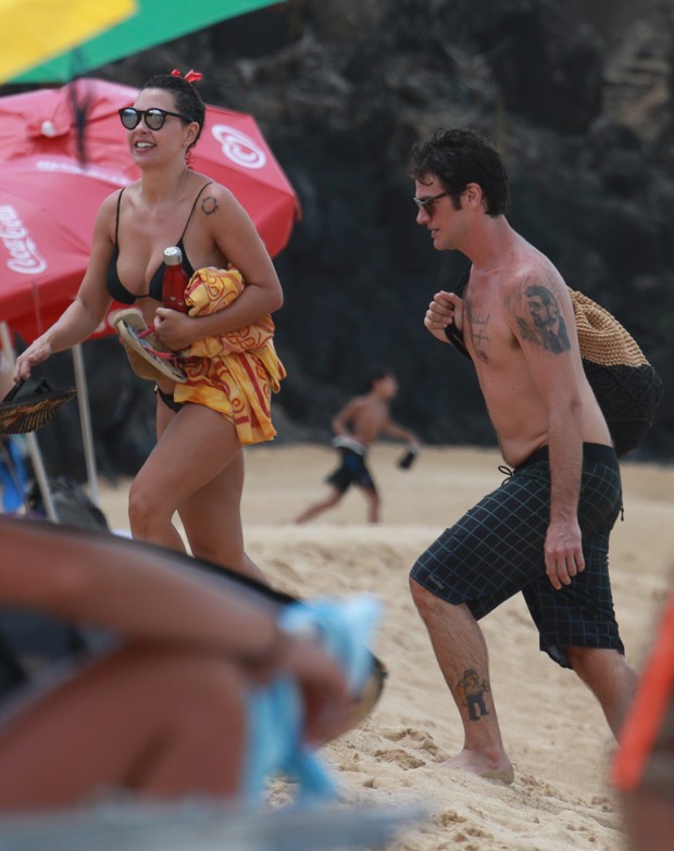Emilio Dantas e Fabiula Nascimento se divertem em praia de ...