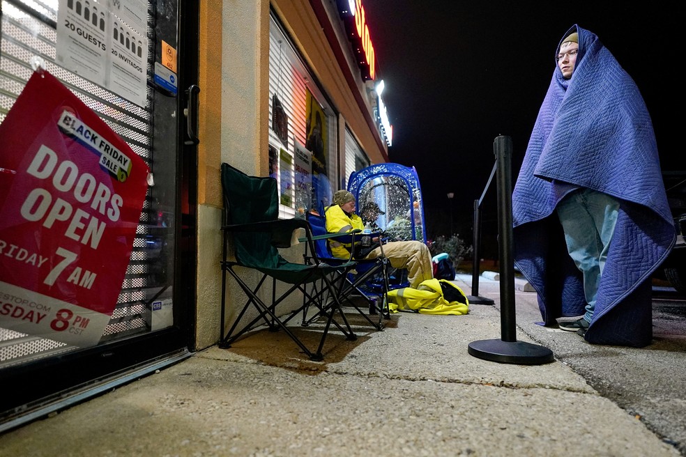Consumidores aguardam pela abertura das lojas para aproveitar os descontos da Black Friday no estado de Kentucky, nos Estados Unidos. — Foto: Bryan Woolston/ Reuters