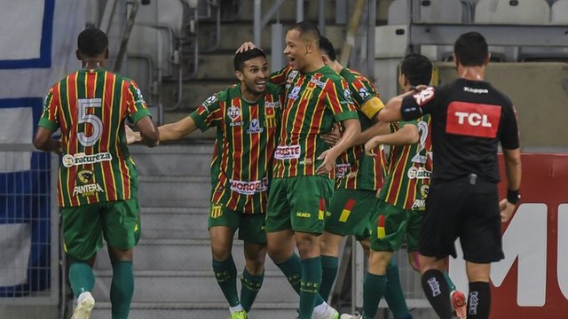 Jogadores do Sampaio Corrêa comemoram gol contra o Cruzeiro