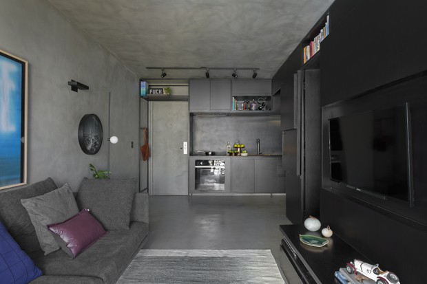 Apartamento integrado de 40 m² ousa nos tons escuros (Foto: Evelyn Müller)