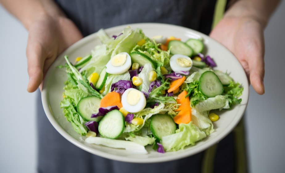 Salada é opção saudável de complemento aos pratos