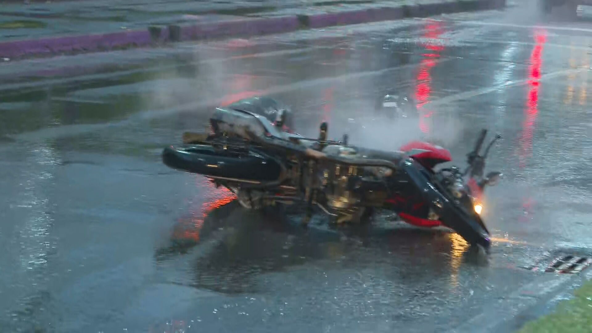 VÍDEO: Motociclista cochila e cai em pista molhada na Barra da Tijuca