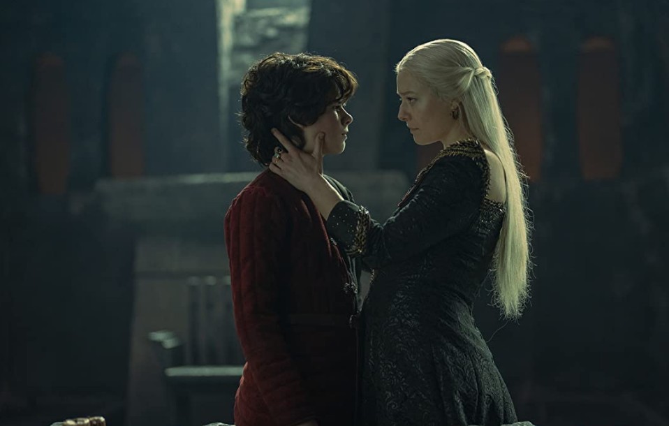 Derivada de “Game of Thrones”, “House of the Dragon”, lançada pela HBO, atendeu ao público com saudade daquele universo. Reinos em guerra, dragões e sexo se misturam