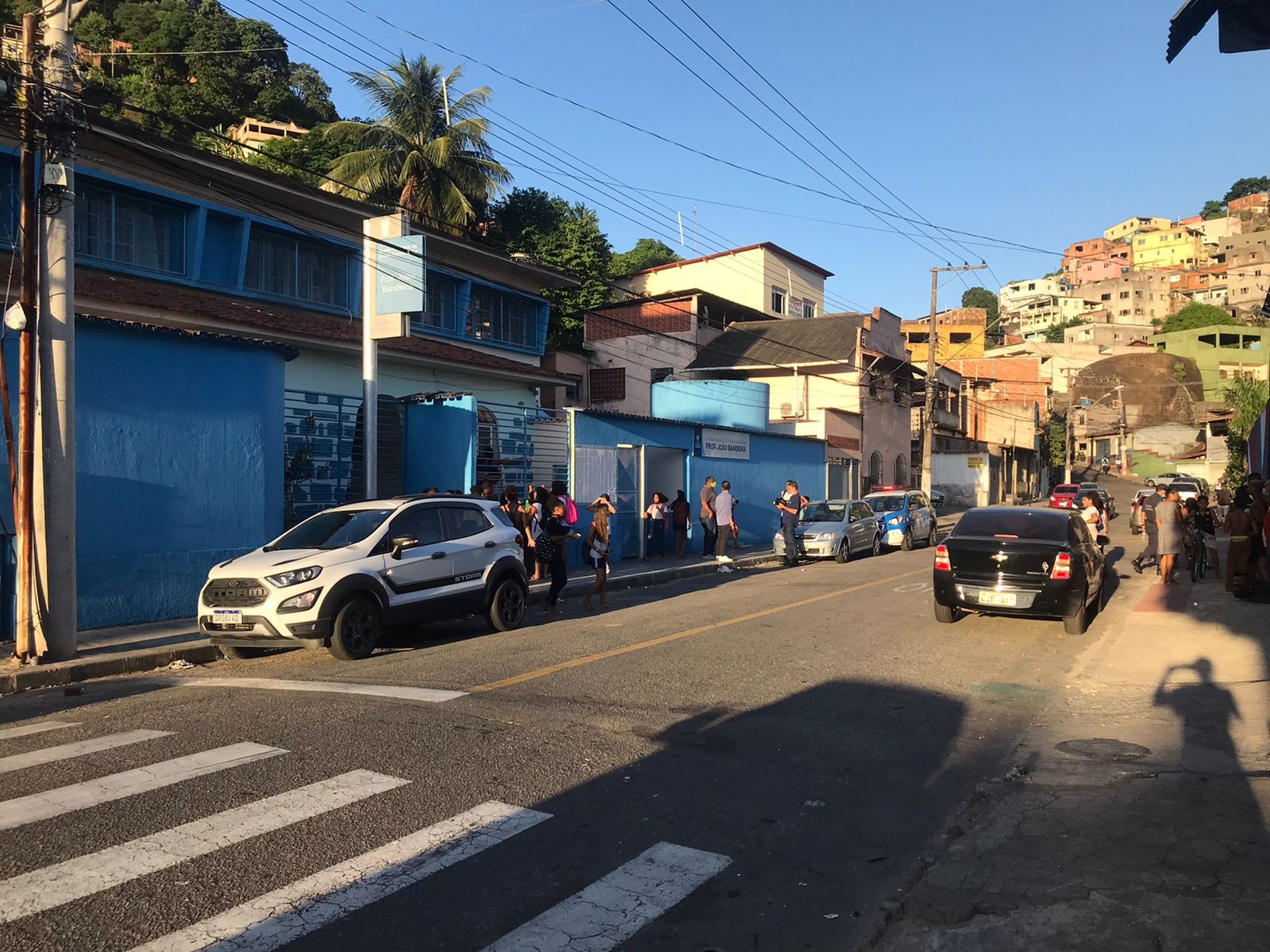 Escola em Vitória é atingida por rojões e estagiária perde parte da audição