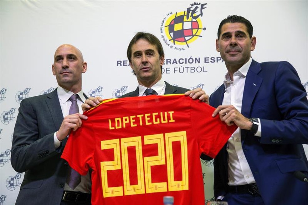 Luis Rubiales (esquerda) no anúncio da renovação de contrato com Lopetegui até 2020 (Foto: EFE)