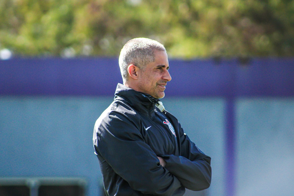 Sylvinho iguala número de jogos de Coelho no Corinthians e ...
