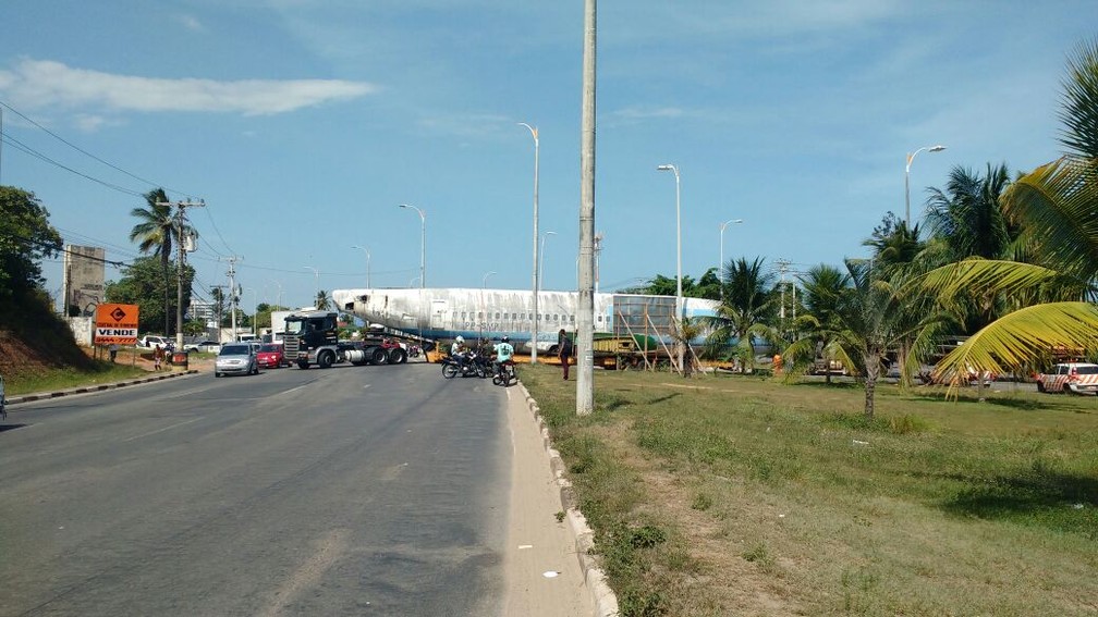 Carcaça de avião transportada em Lauro de Freitas, na Bahia (Foto: Settop/ Divulgação)