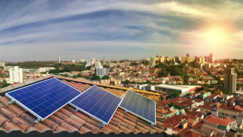 Energia solar: painel fotovoltaico em casa no Brasil.