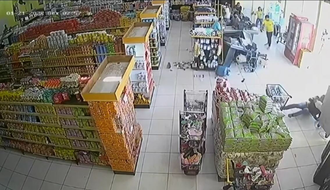 Motociclista invade supermercado após colisão com outra moto em Boa Vista; VÍDEO
