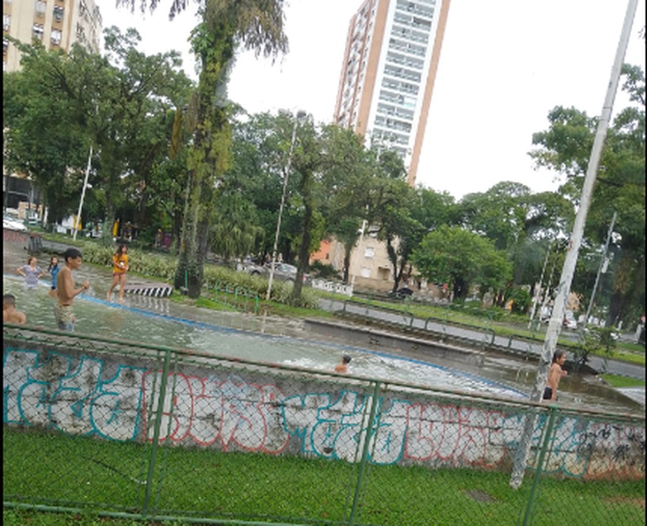 Pista de skate em Santos (SP) virou piscina após forte chuva no fim de semana do Carnaval 2023