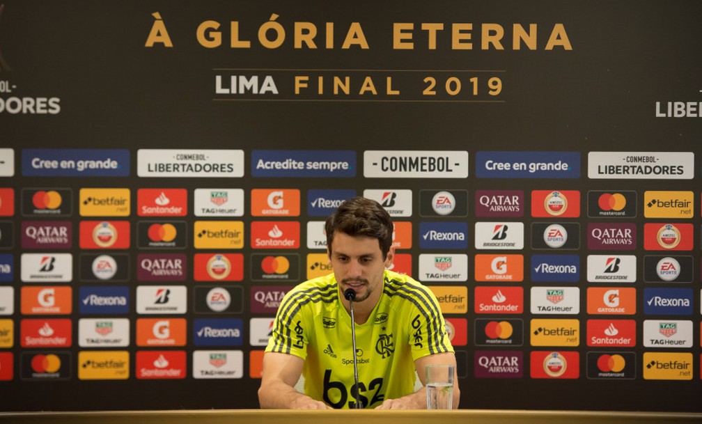 Um dos líderes do elenco, Rodrigo Caio deu a última entrevista antes da viagem para Lima — Foto: Alexandre Vidal / Flamengo
