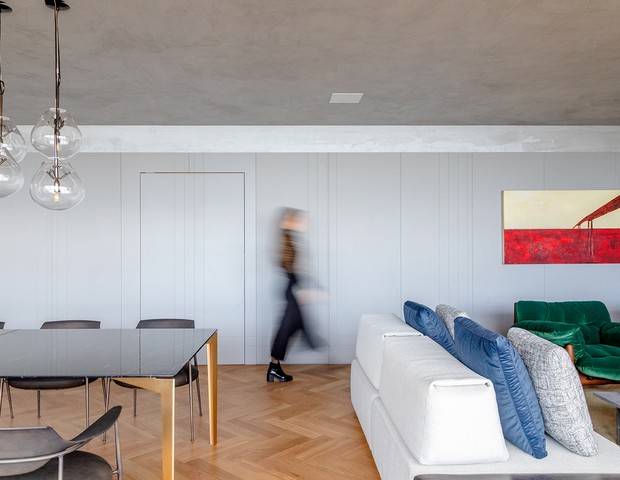 Apartamento tem décor aconchegante e móveis de design assinado (Foto: Fábio Jr. Severo)