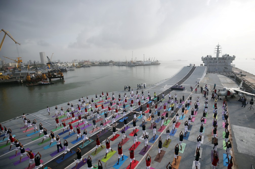 Integrantes da Marinha indiana praticam yoga no deck da NS Viraat, um porta-aviões desativado da Marinha Indiana — Foto: Francis Mascarenhas/Reuters