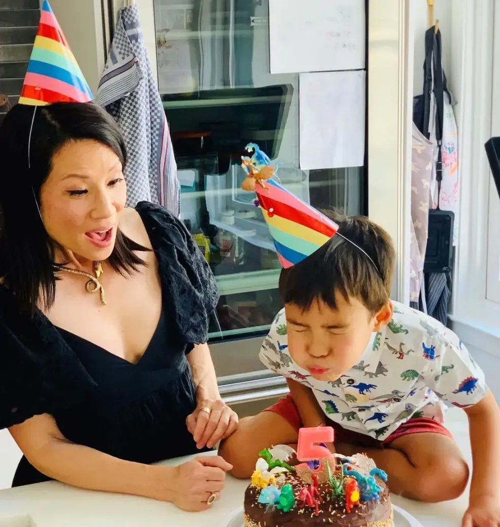 Lucy Liu e o filho — Foto: Reprodução do Instagram