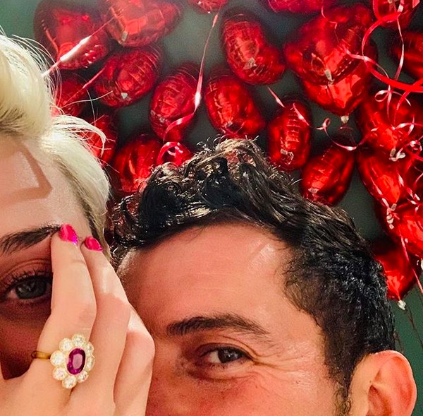 A cantora Katy Perry mostrando a suposta aliança de noivado ao lado do ator Orlando Bloom (Foto: Instagram)