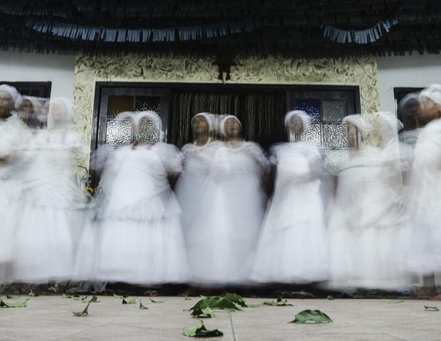 Praticantes de candomblé durante cerimônia em terreiro em Itaboraí, na Bahia (Foto: Mario Tana/Getty Images)