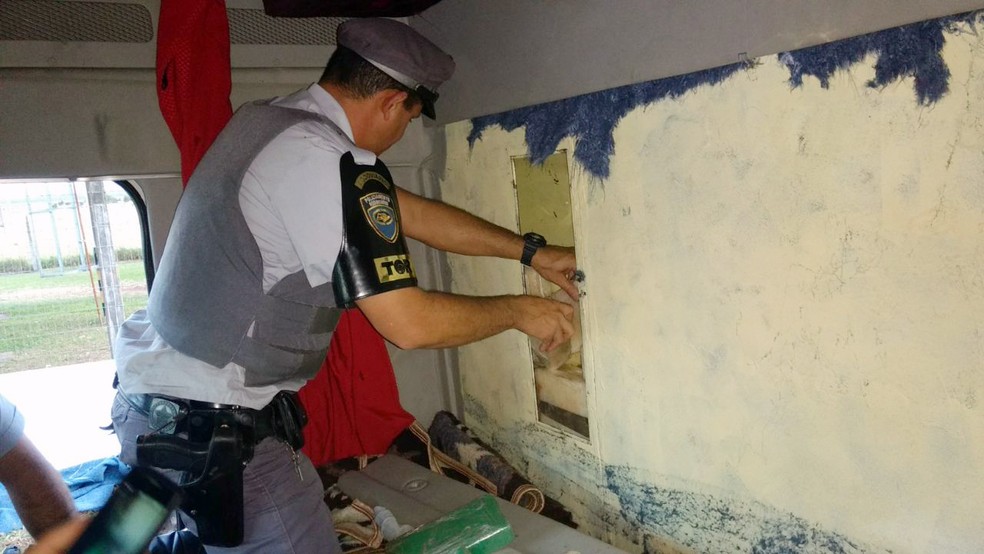 Droga foi localizada em um fundo falso do caminhão (Foto: Polícia Militar/Cedida)