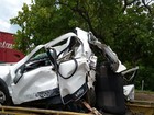 Três pessoas morrem e carro fica destruído após colidir com caminhão