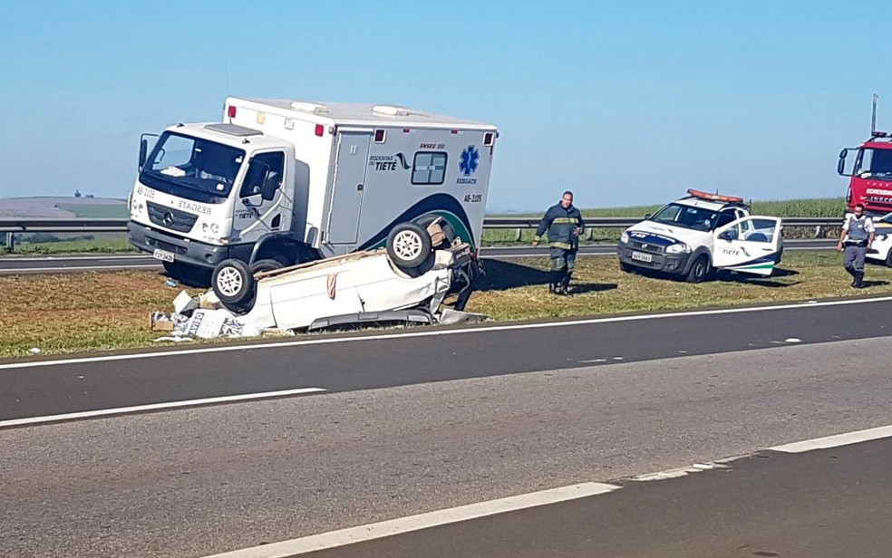 Carro ficou destruído após capotagem em rodovia de Capivari (Foto: Tonny Machado/Raízes FM)