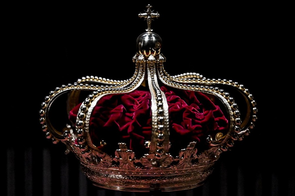 Coroa faz parte do acervo do Tesouro Real de Portugal, agora exposto ao público — Foto: Patricia de Melo Moreira/AFP