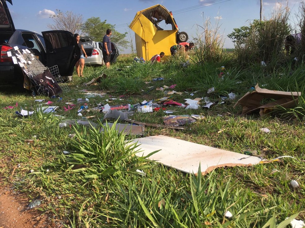 Batida envolveu dois carros em Santa Mercedes — Foto: Carlos Volpi/TV Fronteira